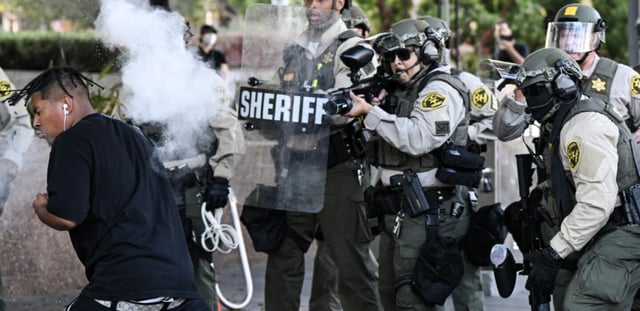 Des policiers lors d'une manifestation à Los Angeles, le 11 juin 2025