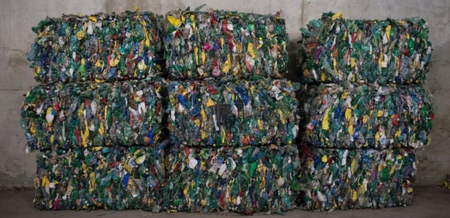 Des déchets plastiques dans un centre de tri à Fos-sur-Mer en septembre 2019