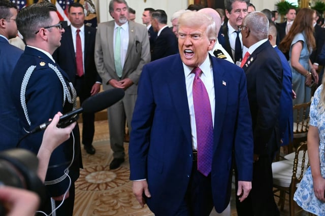 le president américain Donald Trump après sa signature d'une résolution pour empêcher la Californie d'interdire la vente de voitures thermiques neufs en 2035