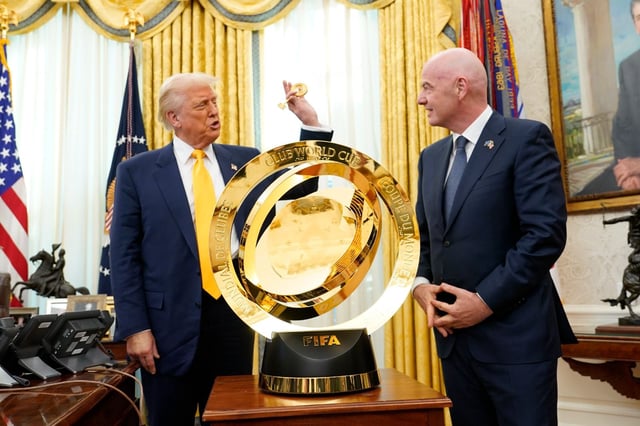 Donald Trump, presidente de EEUU, y Gianni Infantino, presidente de la FIFA, con el trofeo del Mundial de Clubs.