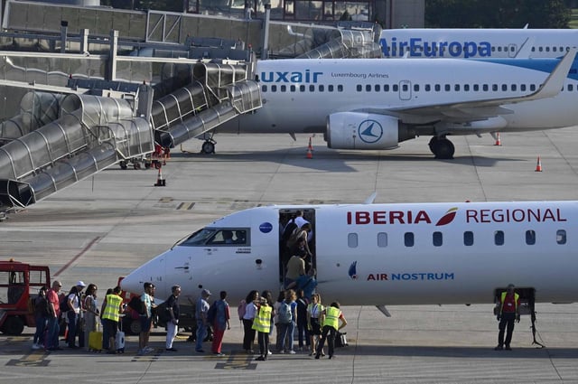 Aviones de Air Nostrum, Luxair y Air Europa en el aeropuerto de Peinador el pasado 30 de mayo