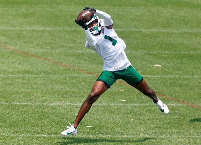New York Jets cornerback Sauce Gardner catches the ball during practice at NFL football minicamp, Wednesday, June 11, 2025, in Florham Park,N.J. (AP Photo/Noah K. Murray)