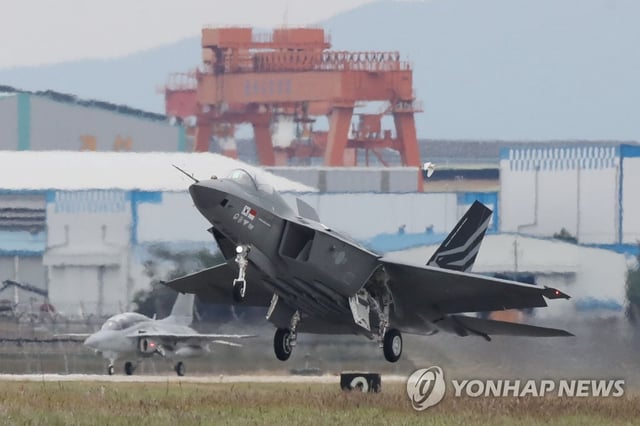 South Korea's indigenous fighter jet KF-21 takes off from the runway of the Air Force's 3rd Flying Training Wing in Sacheon, about 290 kilometers south of Seoul, on Sept. 28, 2022, during a ceremony to celebrate its successful first flight in July, in this file photo provided by the Defense Daily. (PHOTO NOT FOR SALE) (Yonhap)