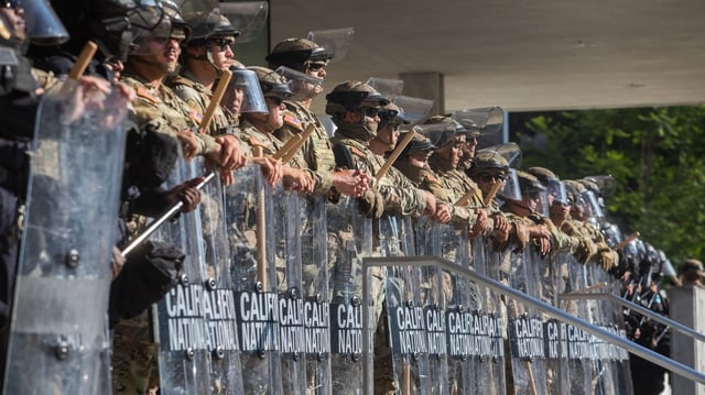 California National Guard members stand guard outside a federal building as protests continue in response to federal immigration operations in Los Angeles on June 10. Photo: Apu Gomes/AFP via Getty Images