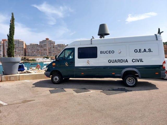 Un furgón de los GEAS de la Guardia Civil, este jueves, en el Port Adriano.