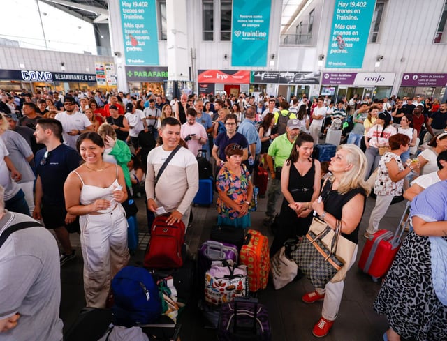 Dos estampas de la multitud que se formó ayer en la estación de alta velocidad de Joaquín Sorolla debido a la suspensión de la circulación entre Madrid y València durante tres horas.