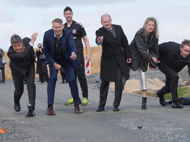 Robert Habeck (Grüne), Peter Carlsson, CEO von Northvolt, Olaf Scholz (SPD), Daniel Günther (CDU) beim Boßeln