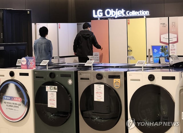 This file photo taken April 14, 2025, shows washing machines and refrigerators displayed at a home appliances market in Seoul. (Yonhap)