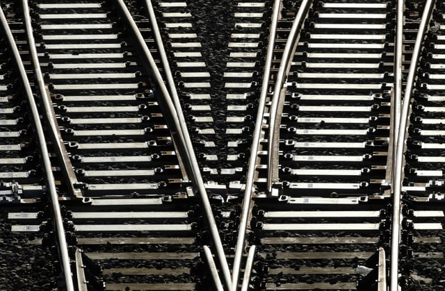Angesichts schlechter Pünktlichkeitswerte ändert die Deutsche Bahn (DB) ihre Strategie und ist bereit, auch schon geplante Baustellen zur Sanierung des Streckennetzes zu verschieben. Das sagte für Digitalisierung und Technik zuständige Vorständin.