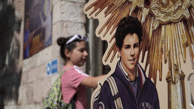 A girl visits the tomb of Carlo Acutis, who died of leukemia in 2006 aged 15, in the Church of Santa Maria Maggiore in Assisi, Italy, May 26, 2024. REUTERS/Matteo Berlenga/File Photo