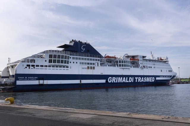 Ferri de Trasmed atracado en el puerto de València.