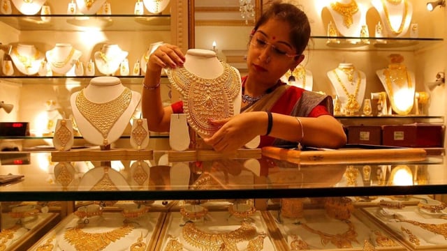 A saleswoman displays a gold necklace inside a jewellery showroom on the occasion of Akshaya Tritiya, a major gold buying festival, in Kolkata, India, May 7, 2019. (Photo: Reuters)
