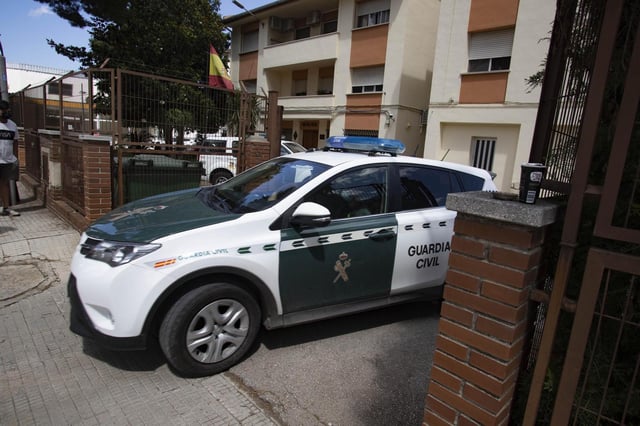 Un vehículo sale de un cuartel de la Guardia Civil, en una imagen de archivo.