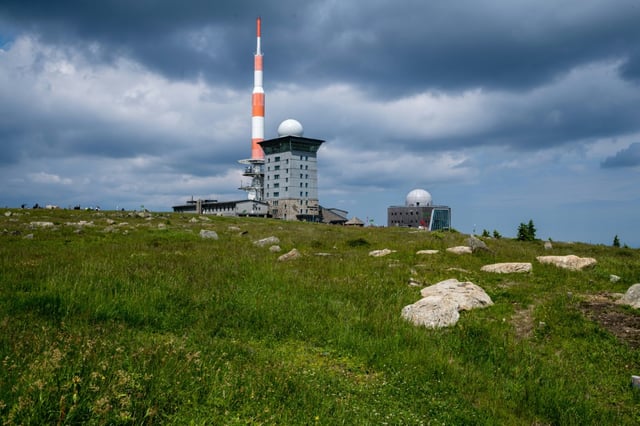 Der Landkreis Harz in Sachsen-Anhalt hat für dreieinhalb Millionen Euro den Brockengipfel gekauft. Die Kommune erwarb  knapp 13.000 Quadratmeter große Grundstücke auf dem 1142 Meter hohen Berg. Der Brocken soll touristisch weiterentwickelt werden.