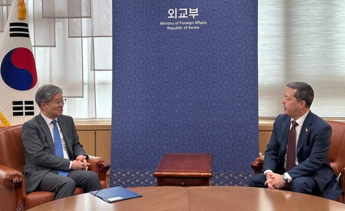 Kim Hee-sang (L), deputy foreign minister for bilateral economic affairs, and Sean O'Neill, senior bureau official of the U.S. State Department's Bureau of East Asian and Pacific Affairs, talk in the foreign ministry building in Seoul on June, 13, 2025, in this photo provided by the ministry. (PHOTO NOT FOR SALE) (Yonhap)