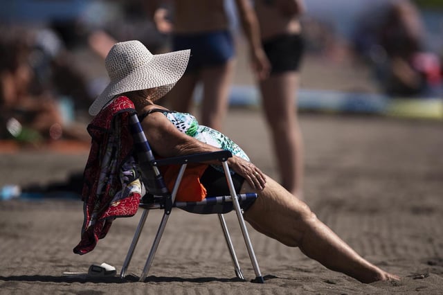 Una mujer en la playa