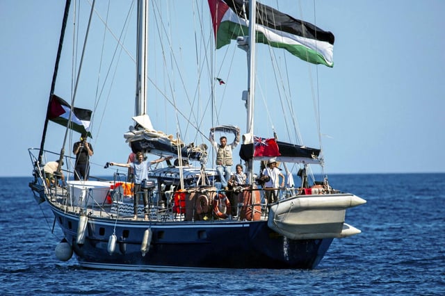 Des militants de la coalition de la Flottille de la liberté montent à bord du bateau <em data-end="94" data-start="85">Madleen</em>, avant de mettre le cap sur Gaza, au départ du port sicilien de Catane, en Italie, le dimanche 1<sup>er</sup> juin 2025.
