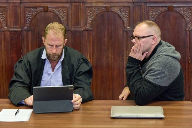 Benedikt Pliquett (r.) mit seinem Anwalt Christopher Posch im Amtsgericht Altona