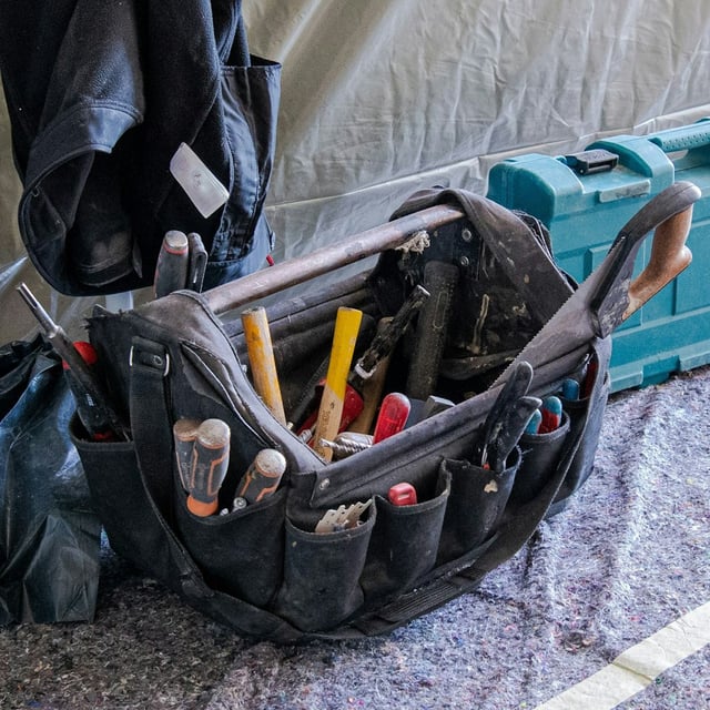 Zwei Männer sollen mit fingierten Handwerkerrechungen mehr als eine halbe Million Euro eingenommen haben.
