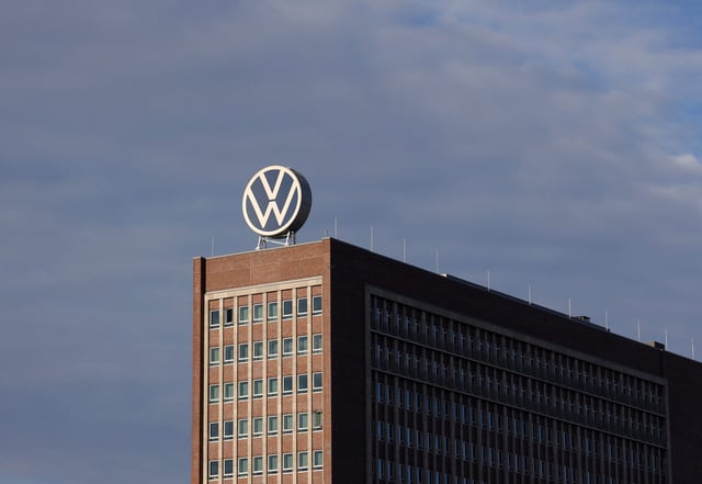 05.12.2024, Deutschland, Niedersachsen, Autohersteller, Volkswagen, VW Zentrale in Wolfsburg, VW Logo,