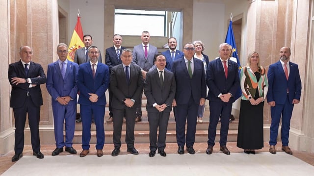 El ministro de Asuntos Exteriores, Unión Europea y Cooperación, José Manuel Albares, con los alcaldes del campo de Gibraltar y Antonio Sanz, consejero de la Presidencia.