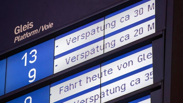 Auf einer Anzeigetafel am Hauptbahnhof in Stuttgart werden bei mehreren Zugverbindungen Verspätungen angezeigt.