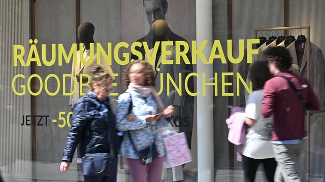 Eine Beschriftung zum Räumungsverkauf an einem Schaufenster.