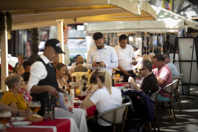 Terraza de un restaurante de la Rambla, la actividad más frecuente en Ciutat Vella, el mes pasado.