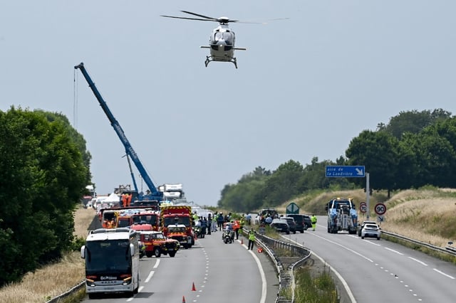 Bei dem Unfall eines Busses mit einer ukrainischen Reisegruppe sind in Frankreich am Freitag vier Menschen ums Leben gekommen und elf weitere schwer verletzt worden.