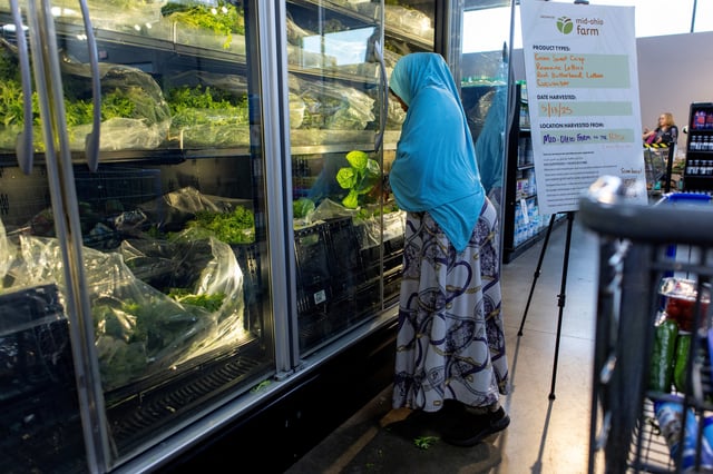 A woman shops for lettuce at the Mid-Ohio Market at Norton, a modern food pantry designed to replicate a grocery store experience, in Columbus, Ohio, U.S., May 13, 2025. REUTERS/Evelyn Hockstein/File Photo