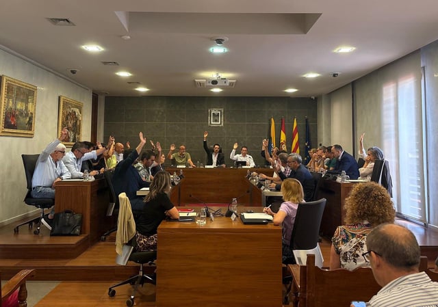 El pleno de Castelldefels aprueba la declaración institucional contra la ampliación del aeropuerto, con los votos en contra de PSC
