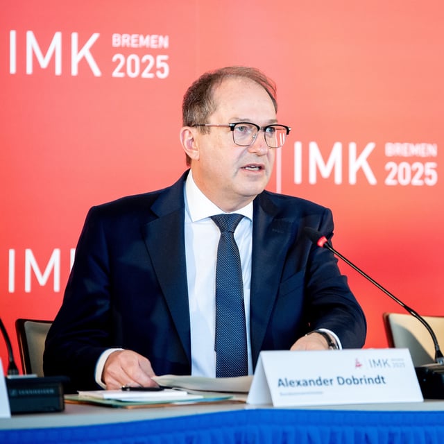 Bundesinnenminister Alexander Dobrindt (CSU) und Ulrich Mäurer (SPD), Innensenator von Bremen, bei der IMK in Bremerhaven