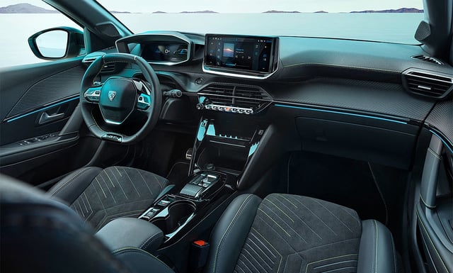 Das i-Cockpit wurde modernisiert. Serienmäßig ist seit 2023 ein Zehn-Zoll-Touchscreen mit Swipe-Funktion an Bord.