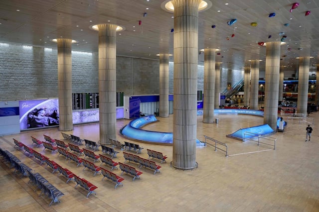 Hall d'arrivée vide de l'aéroport Ben Gourion, près de Tel Aviv, le 13 juin 2025, après la fermeture de l'espace aérien israélien.