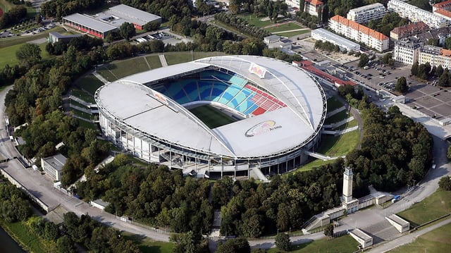 Luftbild der Red Bull Arena in der Stadt Leipzig.