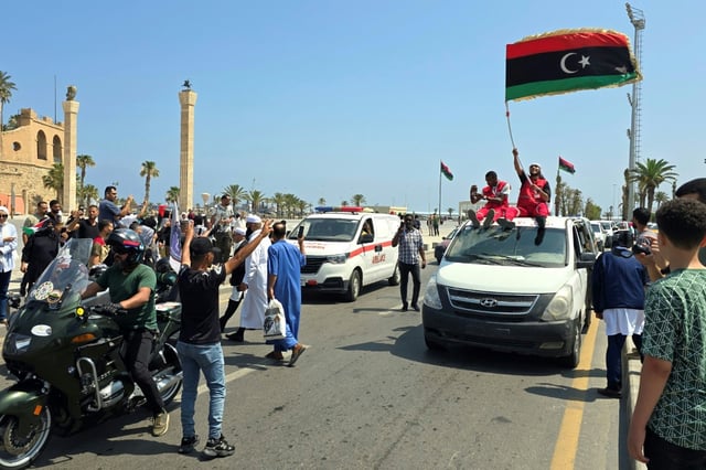 Des militants, se dirigeant vers Gaza par voie terrestre dans le but de briser blocus du territoire palestinien, sont accueillis par des Libyens sur la place des Martyrs à Tripoli, le 11 juin 2025, un jour après avoir traversé la frontière vers la Libye depuis la Tunisie