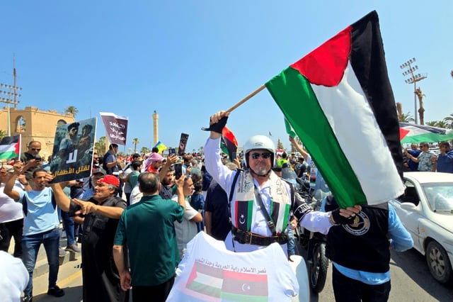 Des militants, se dirigeant vers Gaza par voie terrestre dans le but de briser blocus du territoire palestinien, sont accueillis par des Libyens sur la place des Martyrs à Tripoli, le 11 juin 2025, un jour après avoir traversé la frontière vers la Libye depuis la Tunisie