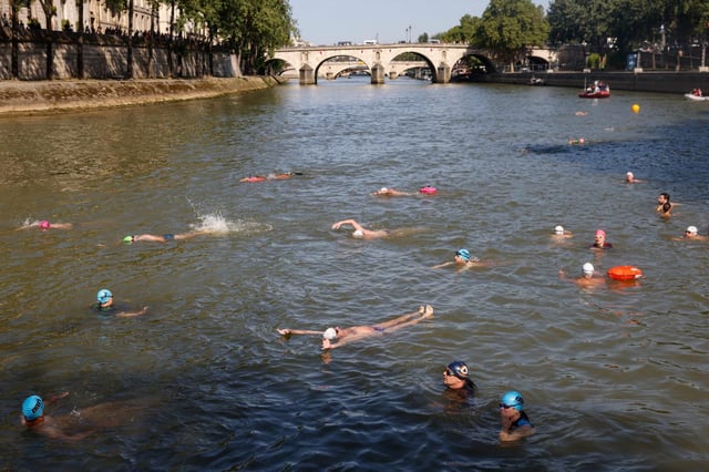 Des baigneurs dans la Seine avant les JO 2024. Pour se baigner dans les bassins installés dans le fleuve cet été, il faudra passer un test préalable, ont annoncé la mairie de Paris et la Fédération française de natation, vendredi 13 juin 2025.