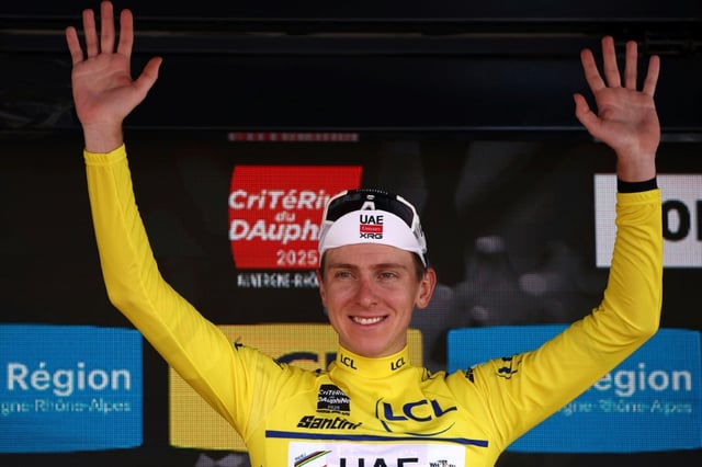 Tadej Pogačar avec le maillot jaune de leader du Dauphiné, à Combloux, le 13 juin 2025