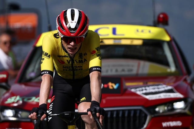Le Danois de la Visma Lease a Bike Jonas Vingegaard à l'arrivée de la sixième étape du Critérium du Dauphiné, à Combloux, le 13 juin 2025