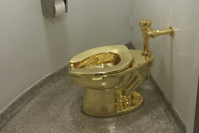 Wegen des Diebstahls einer goldenen Toilette sind zwei Männer in Großbritannien verurteilt worden. Ein Gericht im südostenglischen Oxford verurteilte am Freitag einen 40-Jährigen zu vier Jahren Haft, seinen 39-Jährigen Komplizen zu 27 Monaten.