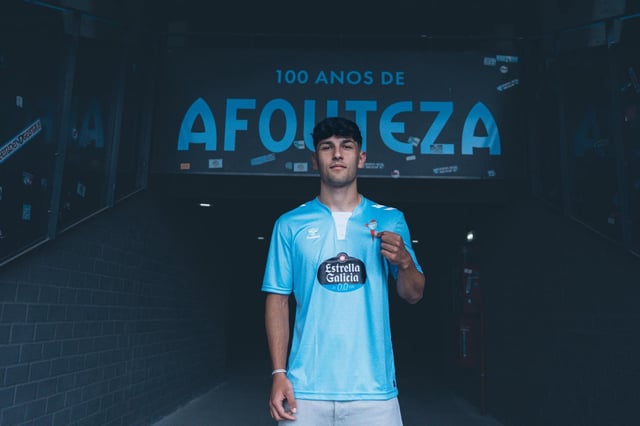 Yoel Lago, con la camiseta celeste tras sellar su renovación.