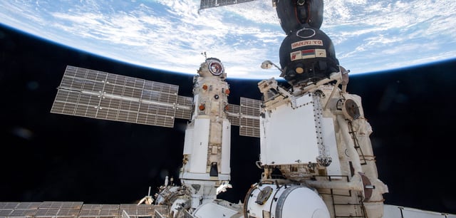 Die russischen Module „Nauka“, „Swesda“ und „Rasswet“ der ISS im Erdorbit.