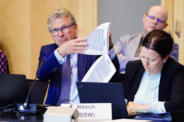 Bernd Buchholz (FDP) hält geschwärzte Northvolt-Akten in die Höhe.