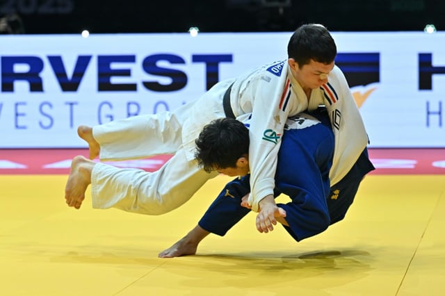 Le Français Romain Valadier-Picard (en blanc) face au Japonais Ryuju Nagayama lors de la finale des moins de 60 kg des Championnats du monde de judo, à Budapest, le 13 juin 2025