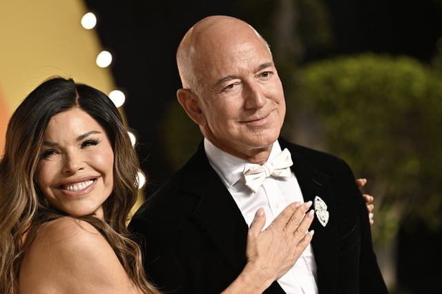 Lauren Sánchez und Jeff Bezos kommen zur Vanity Fair Oscar Party ins Wallis Annenberg Center for the Performing Arts.