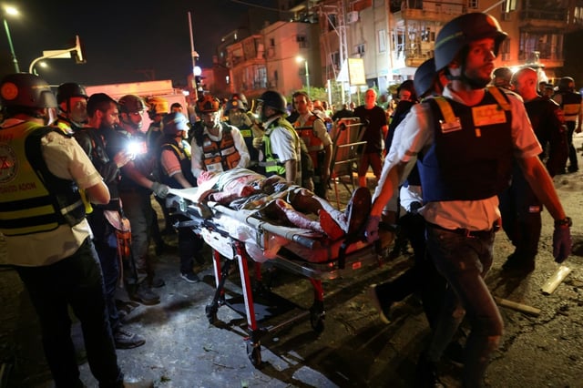 Bei den iranischen Raketenangriffen auf Israel am Freitagabend sind nach Behördenangaben mehrere Gebäude beschädigt worden. 21 Menschen wurden laut Rettungskräften verletzt.