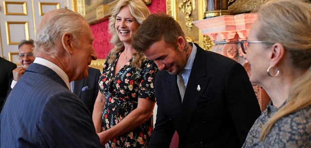 König Charles II schüttelt David Beckham während der Zeremonie zum 35-jährigen Bestehen der King's Foundation Awards die Hand