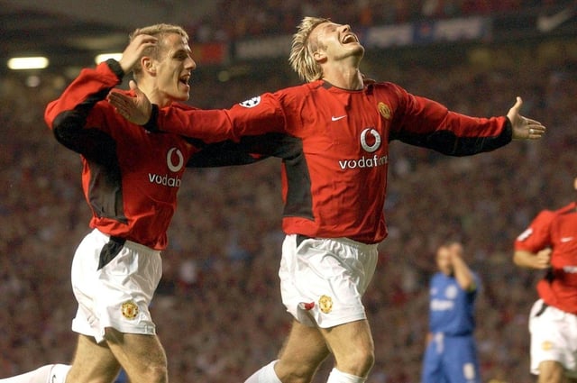 David Beckham (à droite) et Phil Neville (à gauche) de Manchester United célèbrent leur victoire 2 à 0 contre le Zalaegerszegi TE lors d'un match de qualification pour la Ligue des champions de l'UEFA à Old Trafford, Manchester, le 27 août 2002. PHOTO AFP DE PAUL BARKER