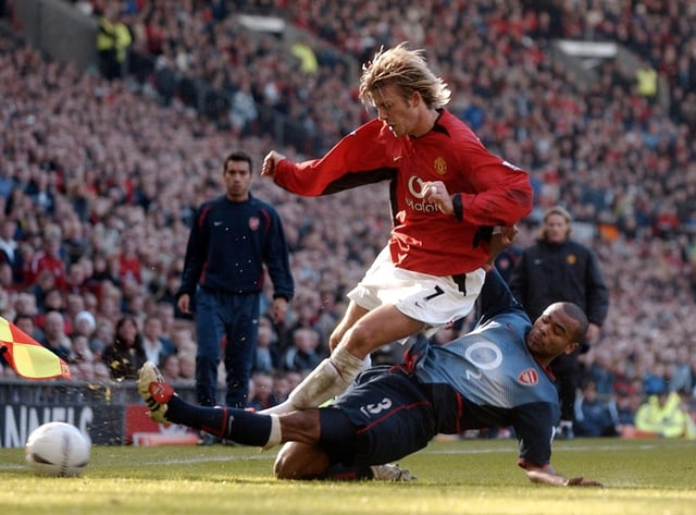 David Beckham, de Manchester United, fait une culbute sur Ashley Cole, d'Arsenal, lors du FA Cuo Clash à Old Trafford, à Manchester, le 15 février 2003
